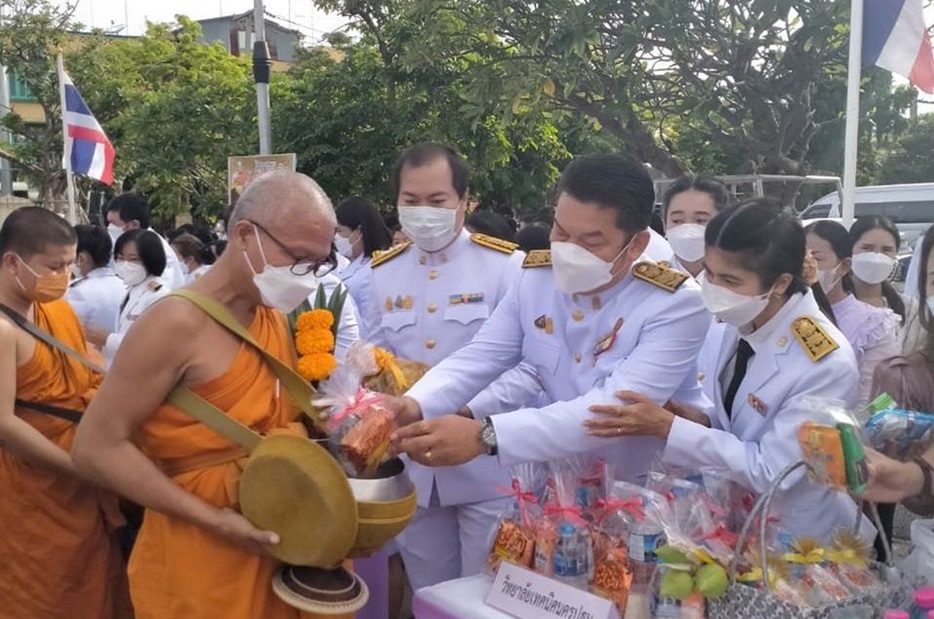 ร่วมพิธีทำบุญตักบาตร ถวายพระราชกุศล