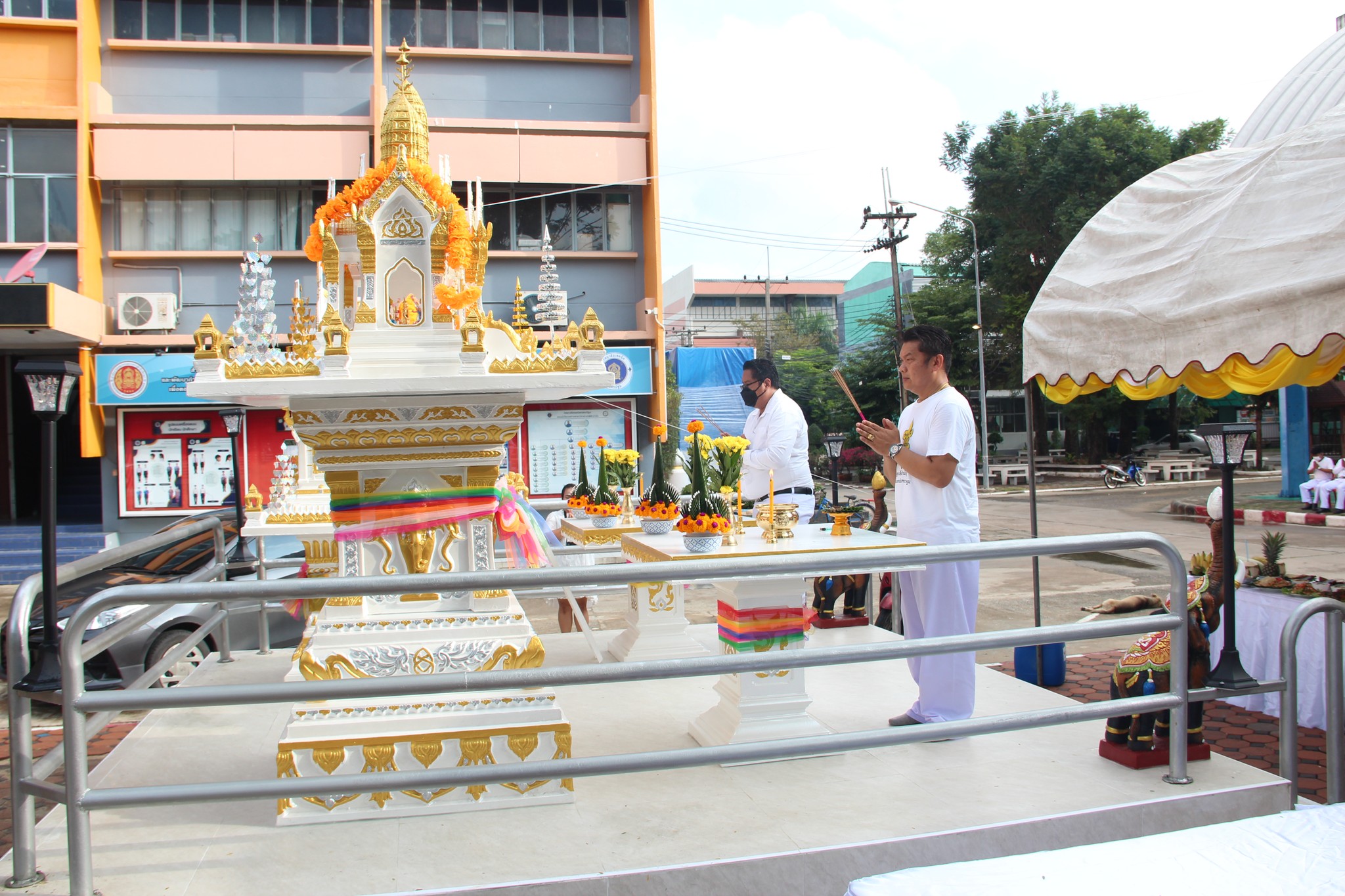 พิธีขึ้นศาลพระภูมิเจ้าที่