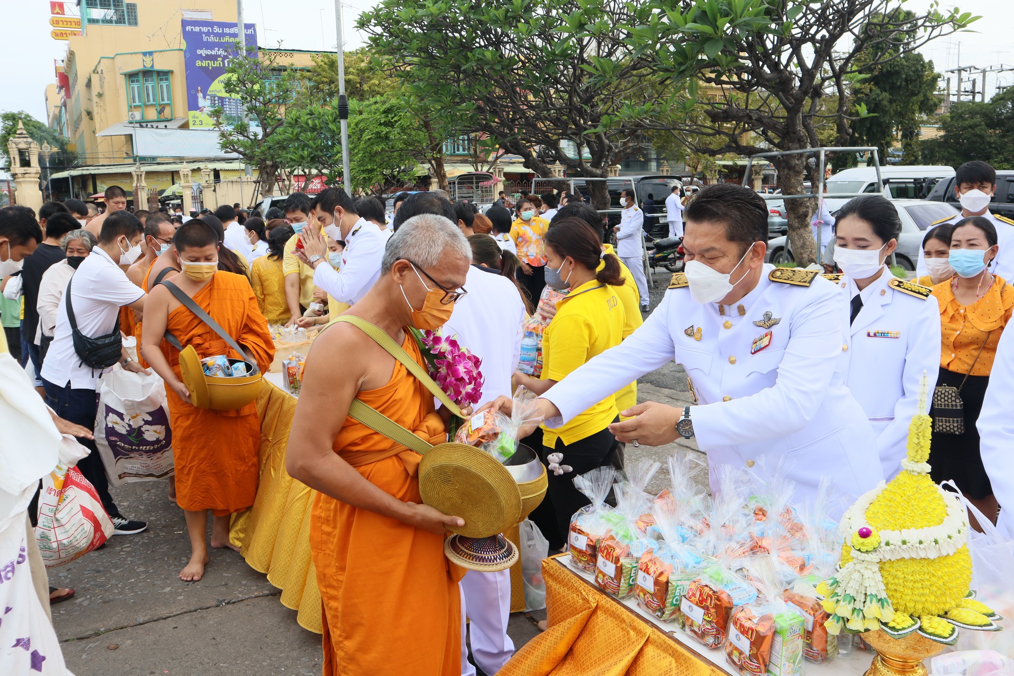 เข้าร่วมพิธีทำบุญตักบาตร