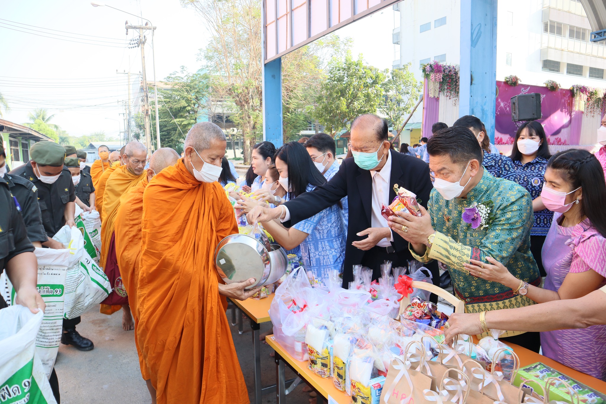 ร่วมพิธีทำบุญตักบาตร