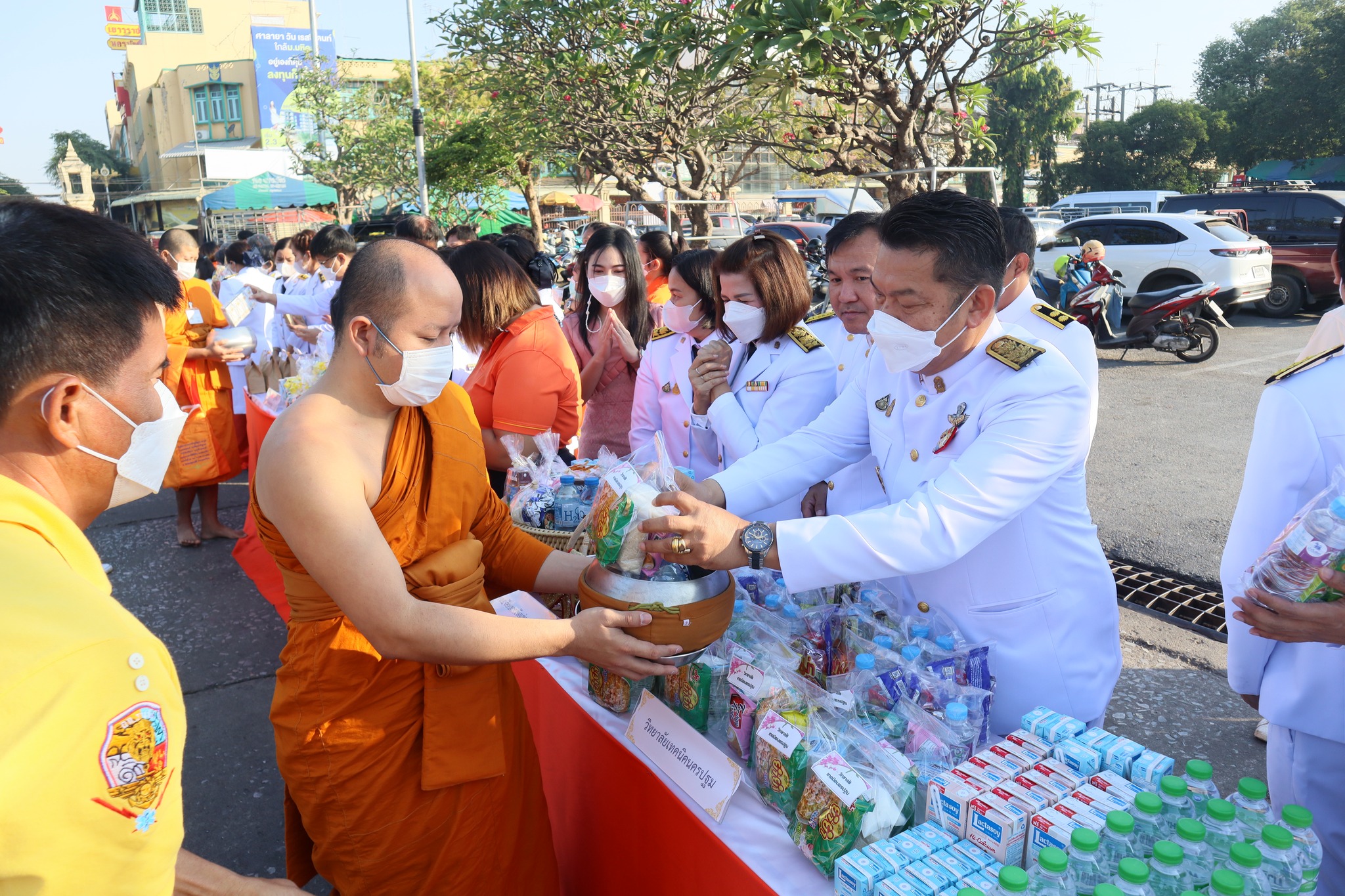 พิธีทำบุญตักบาตร