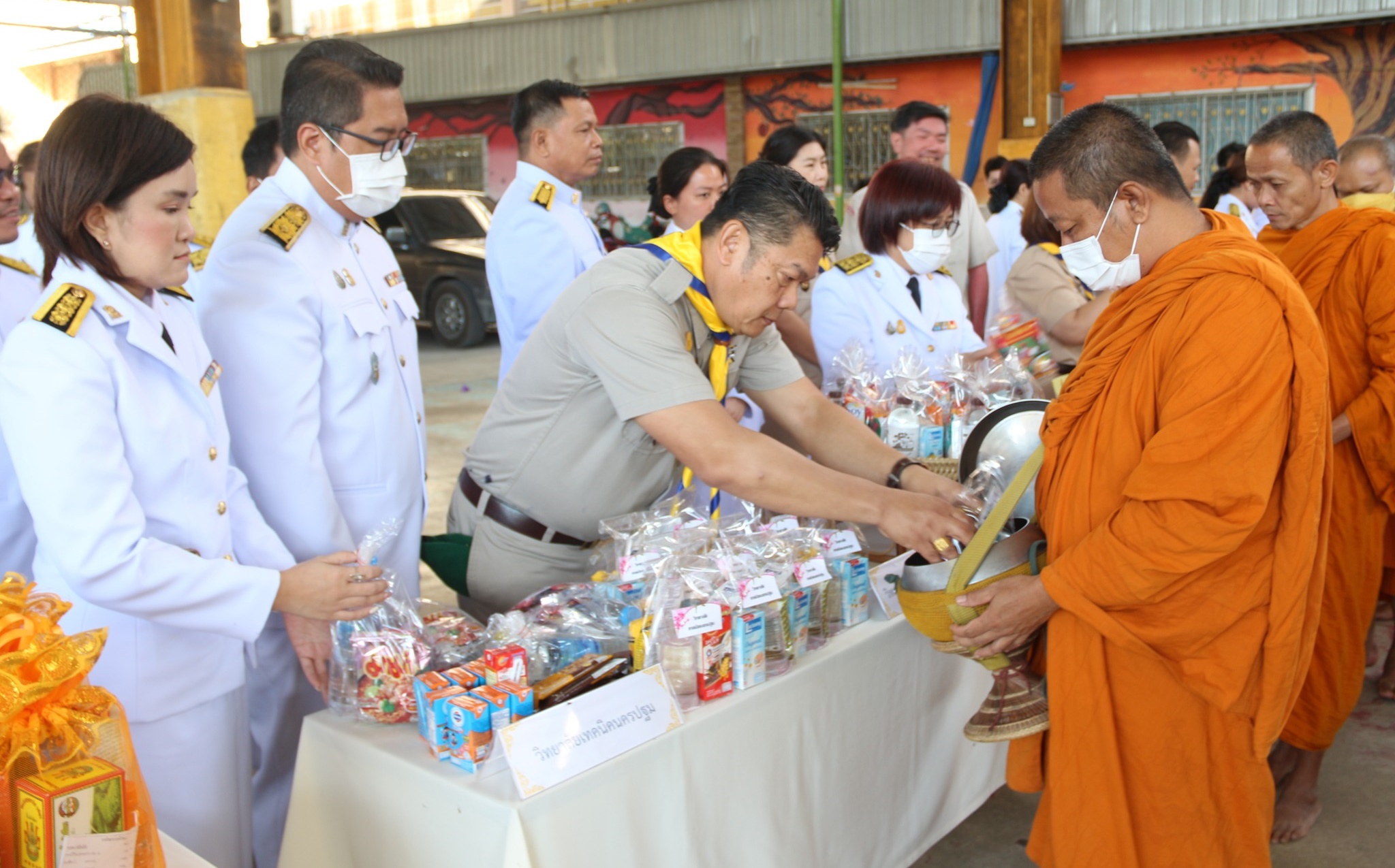 เข้าร่วมพิธีทำบุญตักบาตร