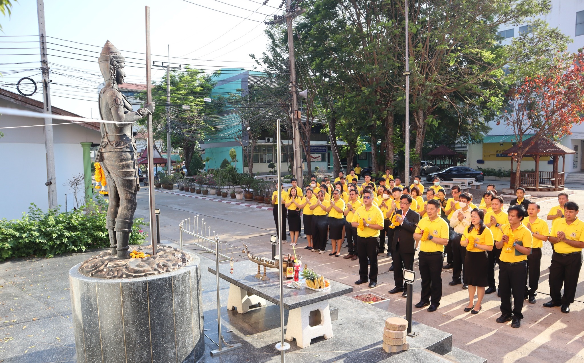 จัดพิธีบวงสรวงสักการะ