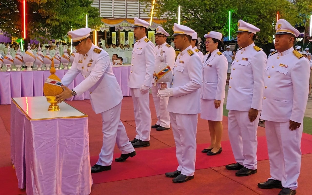 เข้าร่วมพิธีถวายเครื่องราชสักการะ