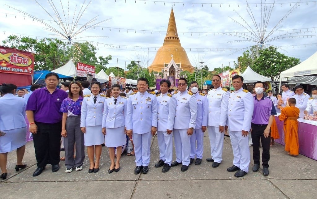 เข้าร่วมพิธีทำบุญตักบาตรถวายพระราชกุศล