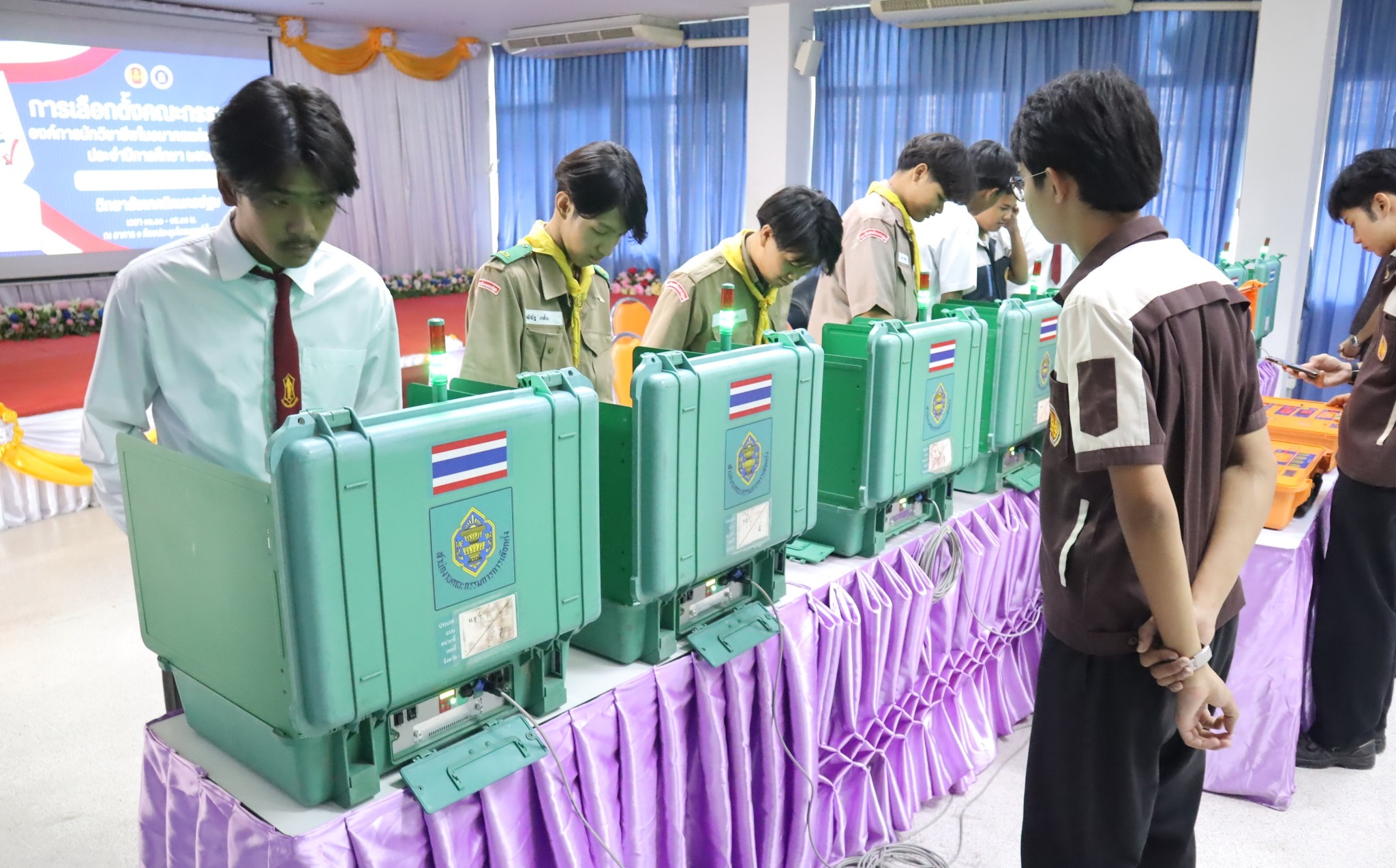 ดำเนินการเลือกตั้ง