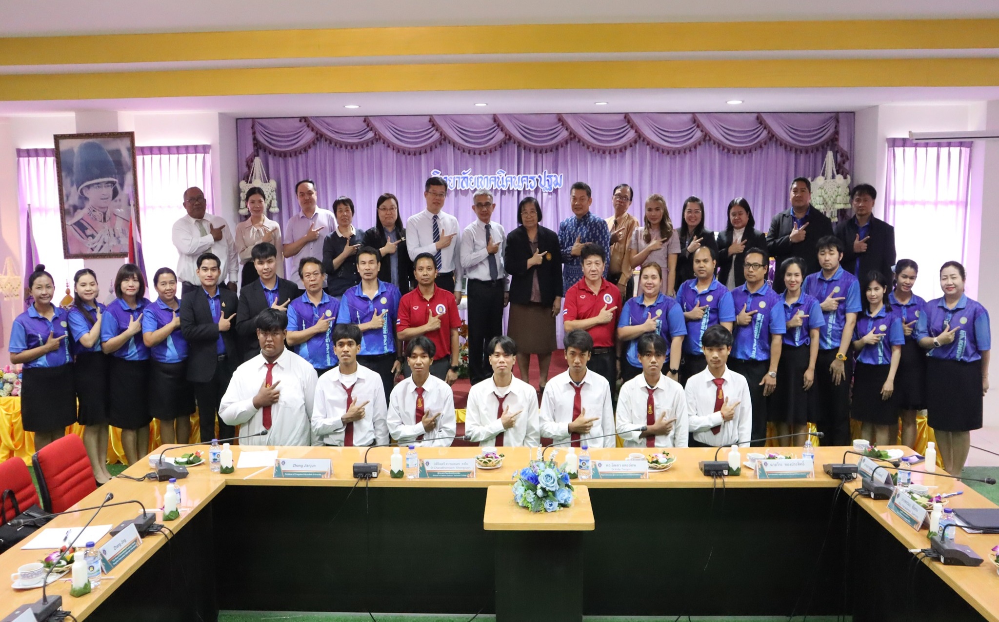ร่วมต้อนรับคณะผู้บริหาร