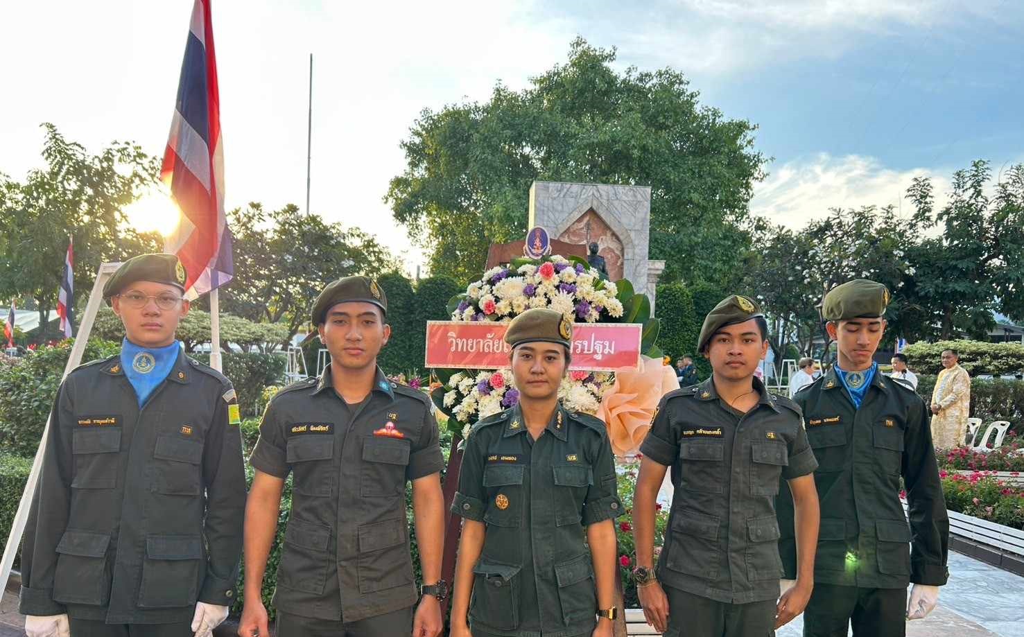 เข้าร่วมพิธีวางพวงมาลา