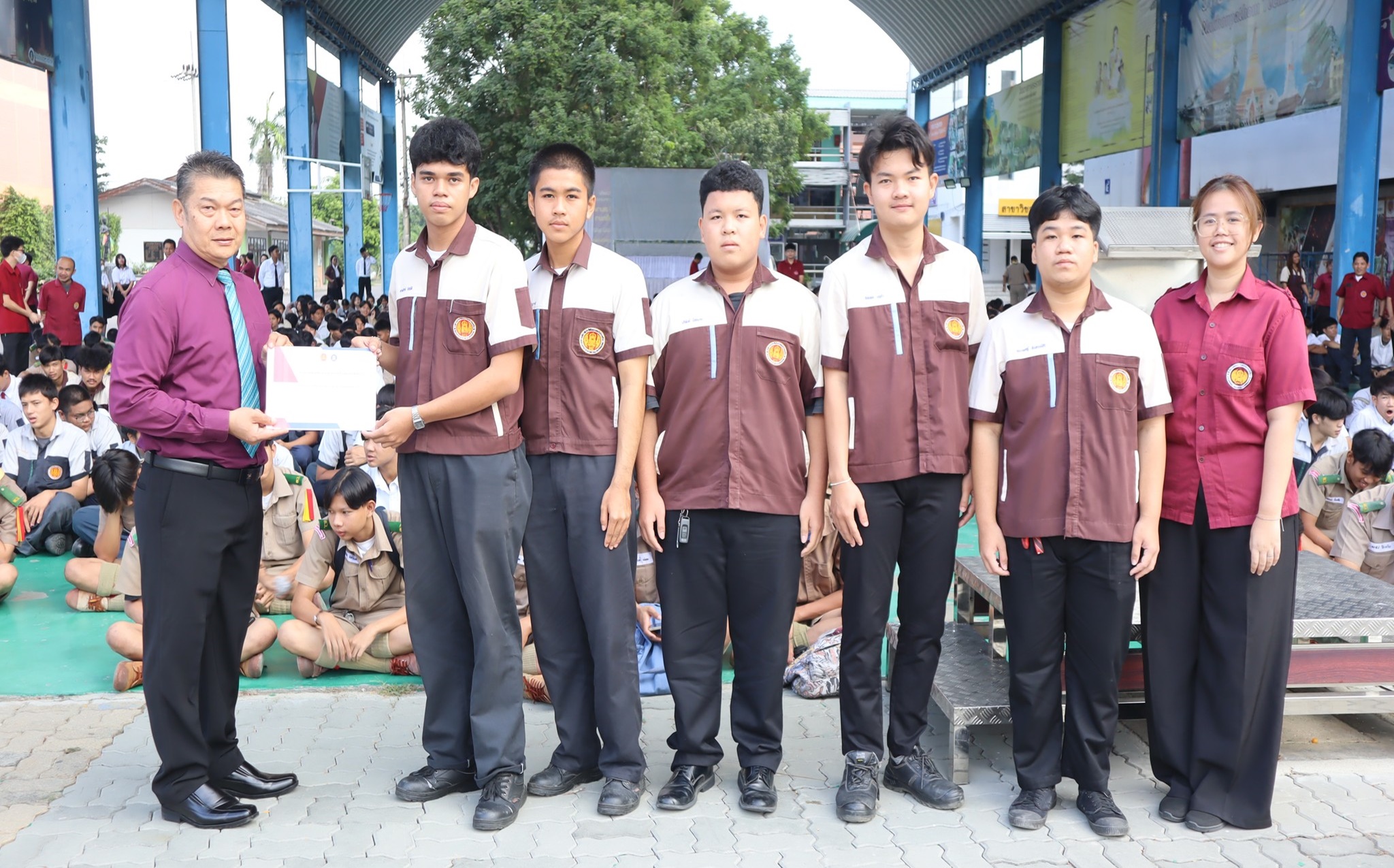 มอบเกียรติบัตร