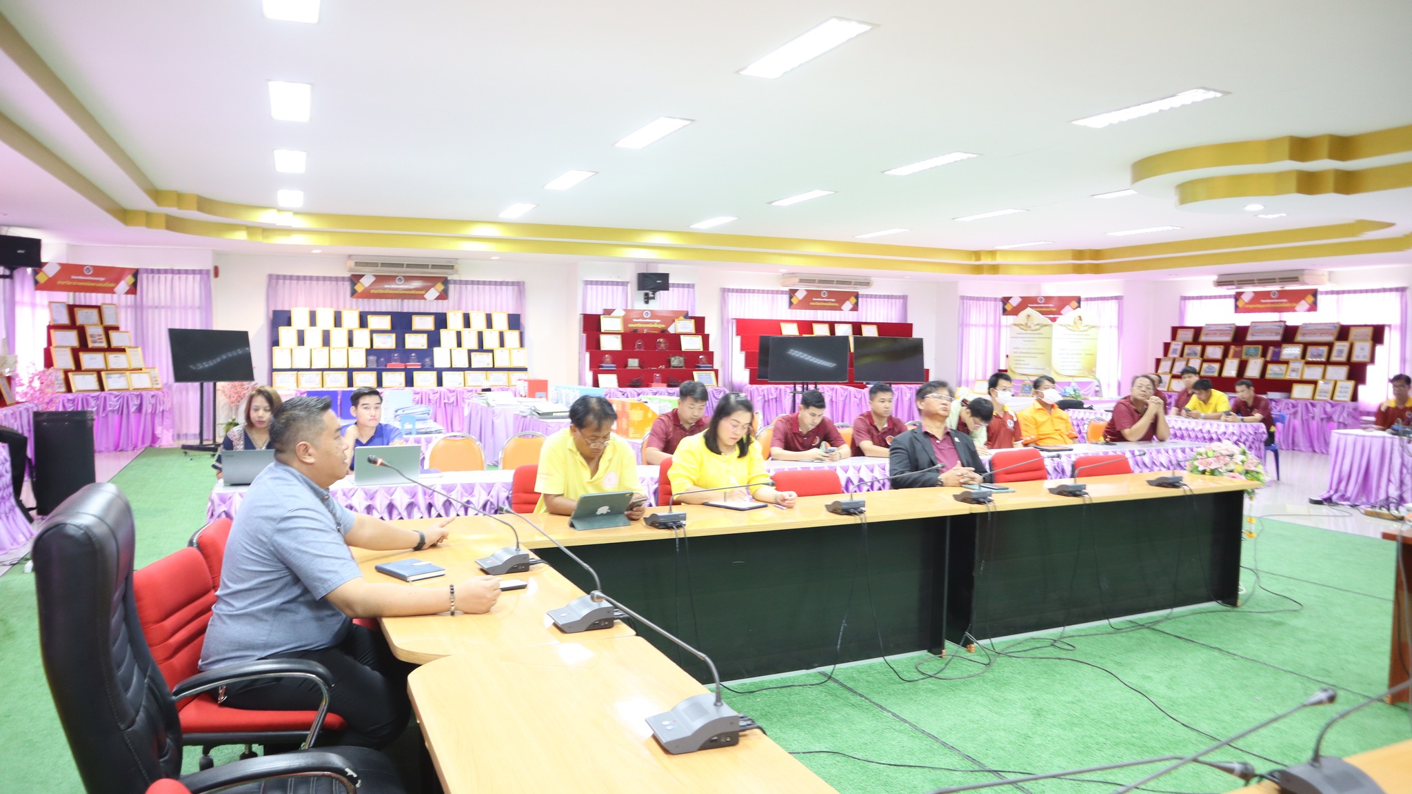 การประชุมเตรียมความพร้อมรับการประเมินสถานศึกษาระดับอาชีวศึกษา เพื่อรับรางวัลพระราชทาน ประจำปีการศึกษา ๒๕๖๗
