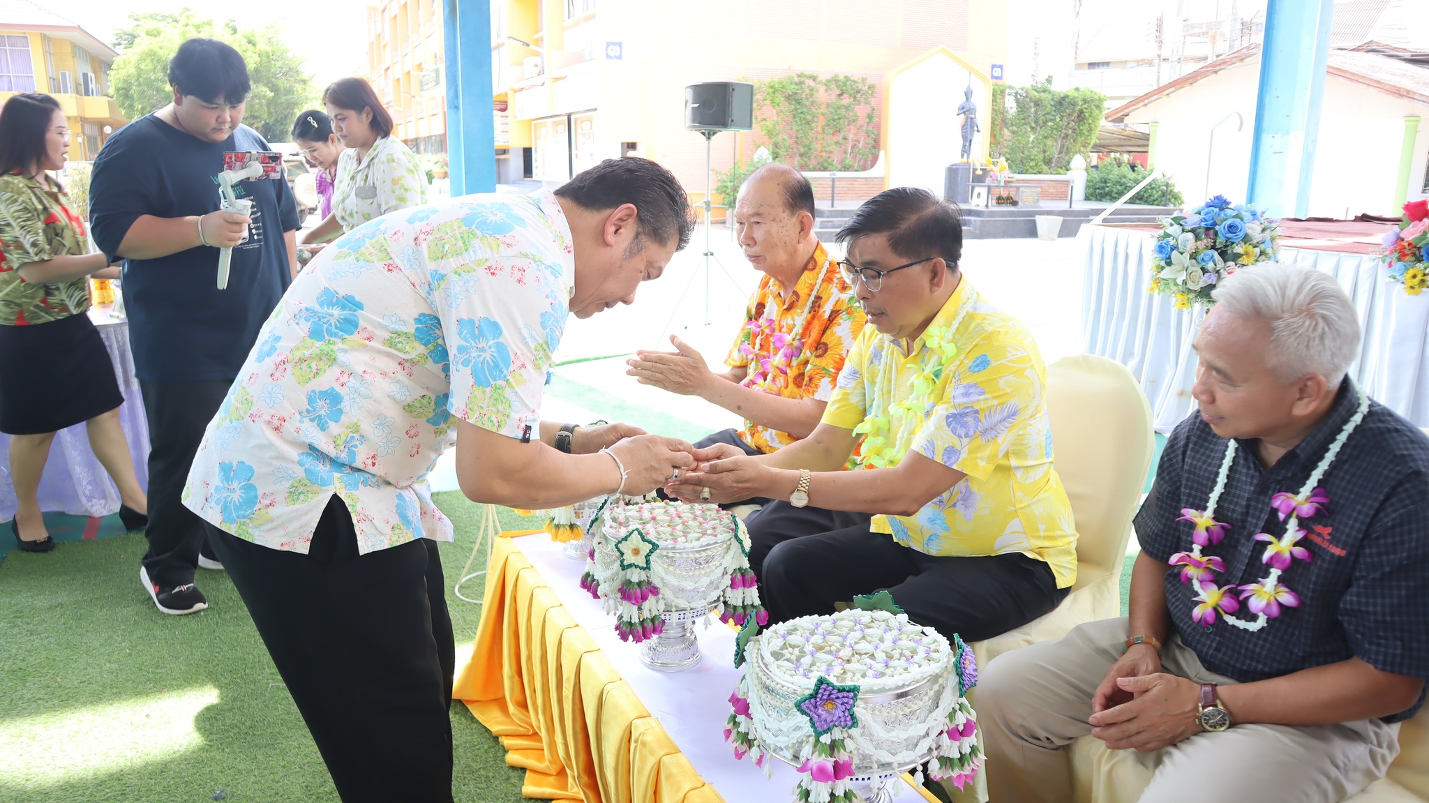 พิธีสรงน้ำพระพุทธและพิธีรดน้ำขอพร เนื่องในเทศกาลลงกรานต์ ประจำปี ๒๕๖๘