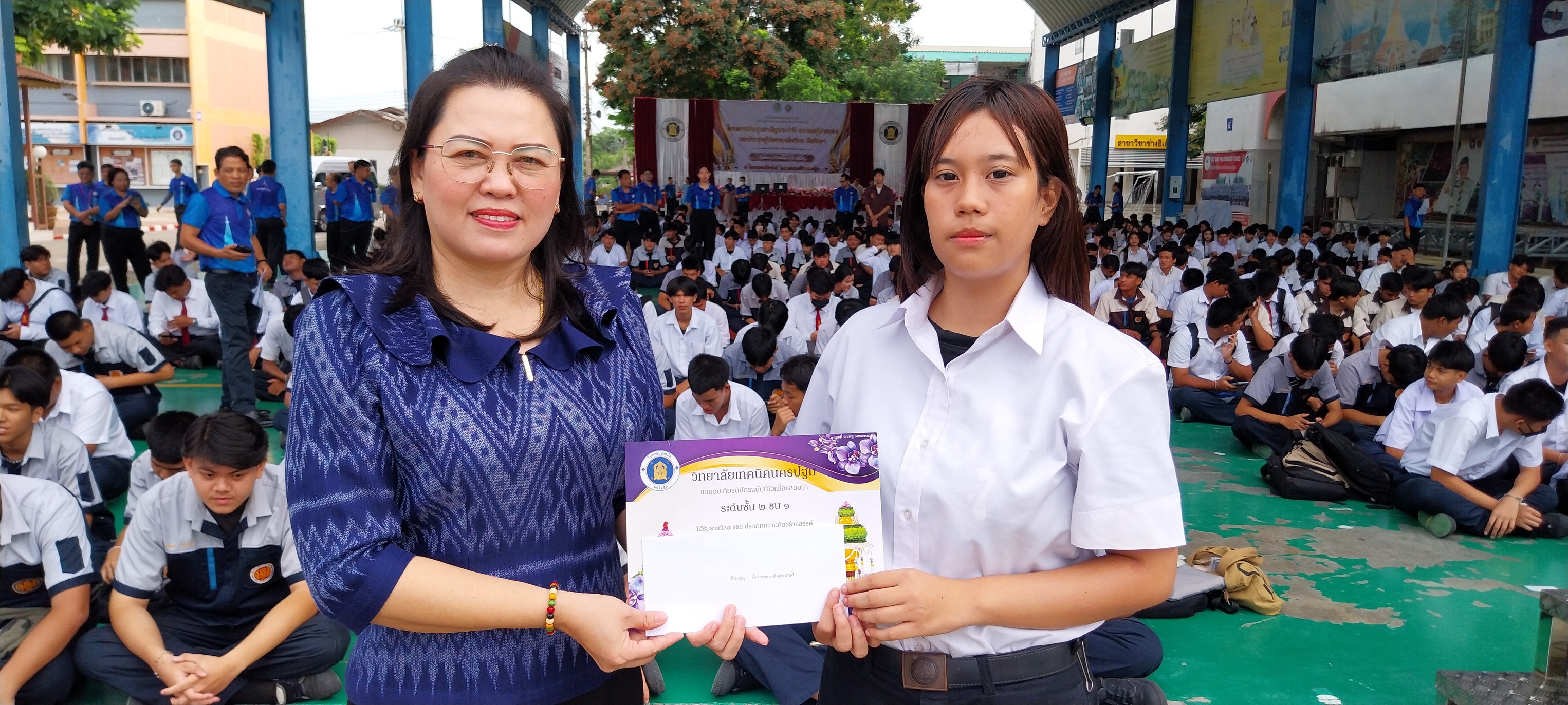 การมอบเกียรติบัตรแก่ นักเรียน นักศึกษา ที่ได้รับรางวัลจากการประกวดพานไหว้ครู และการประกวดการแต่งกลอนสุภาพ ในพิธีไหว้ครู ประจำปีการศึกษา ๒๕๖๘