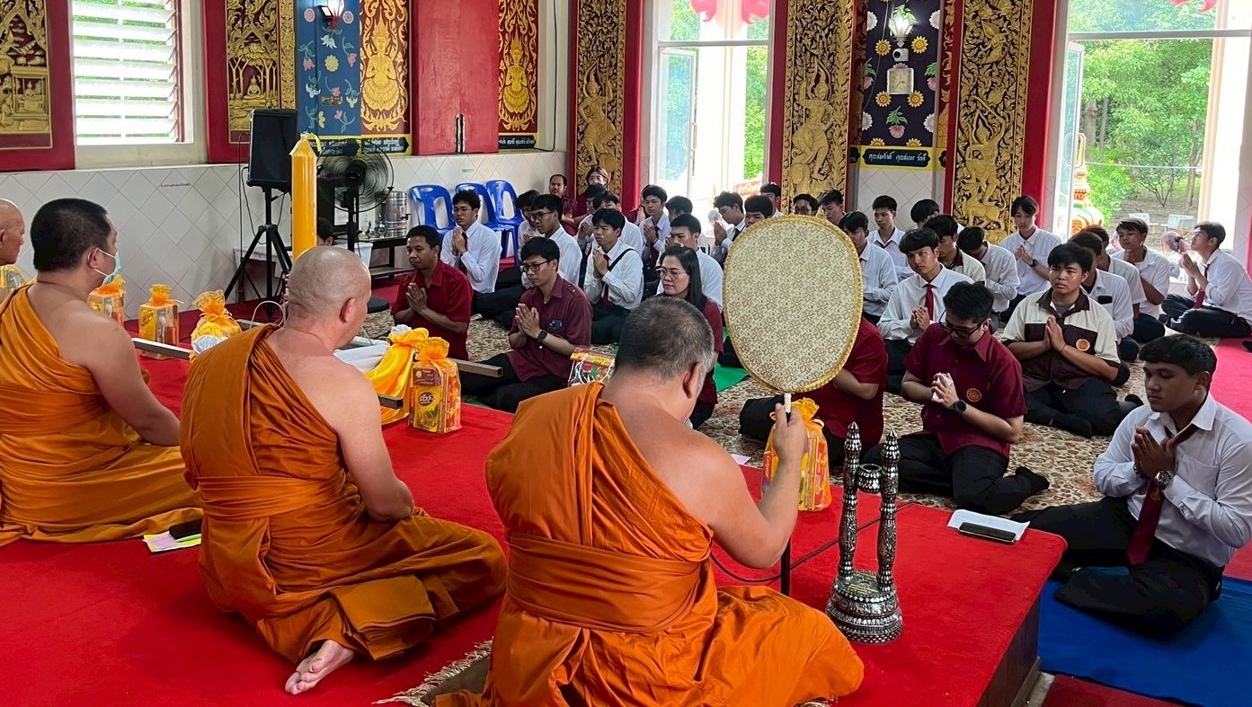 ถวายเทียนจำนำพรรษา ณ วัดสามกระบือเผือก