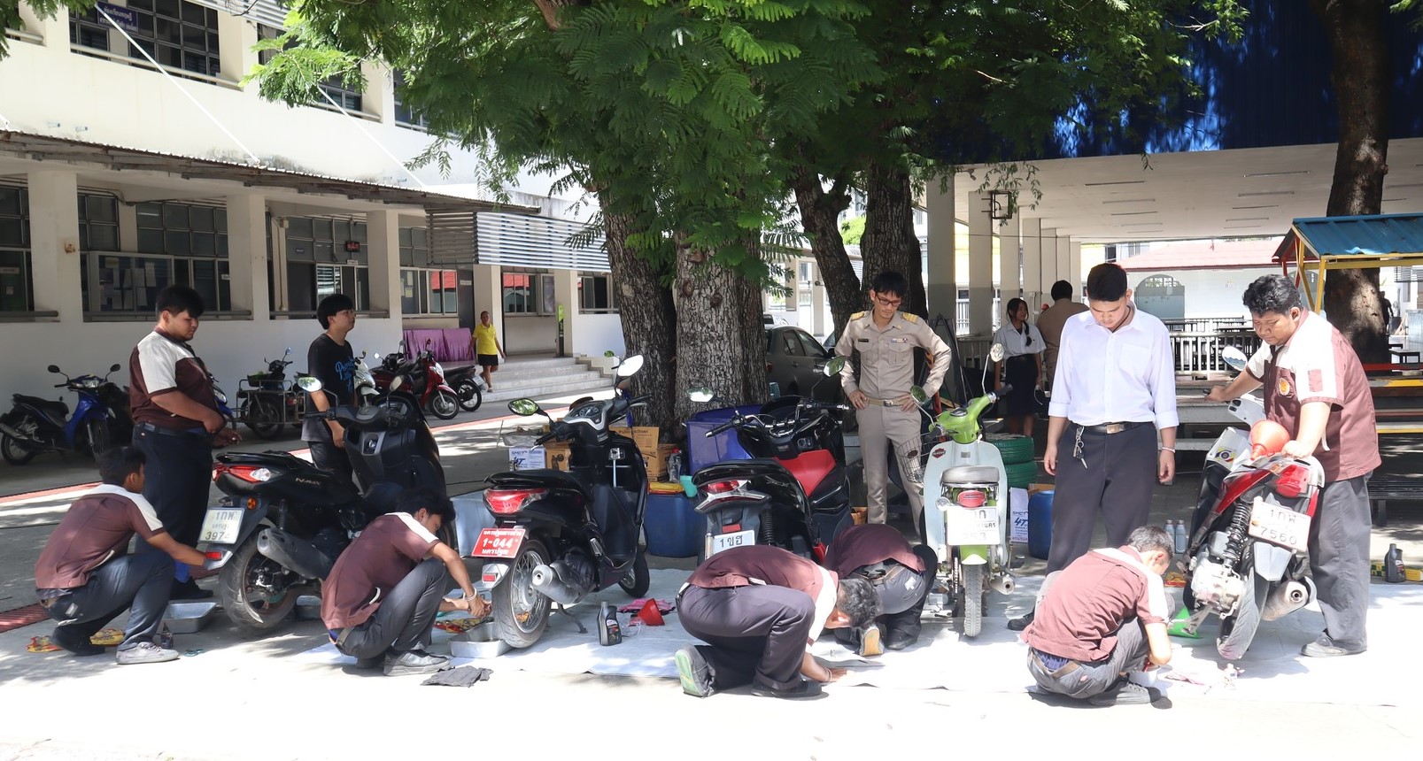 โครงการบูรณาการทักษะวิชาชีพฯ ให้บริการเปลี่ยนถ่ายน้ำมันเครื่องรถจักรยานยนต์