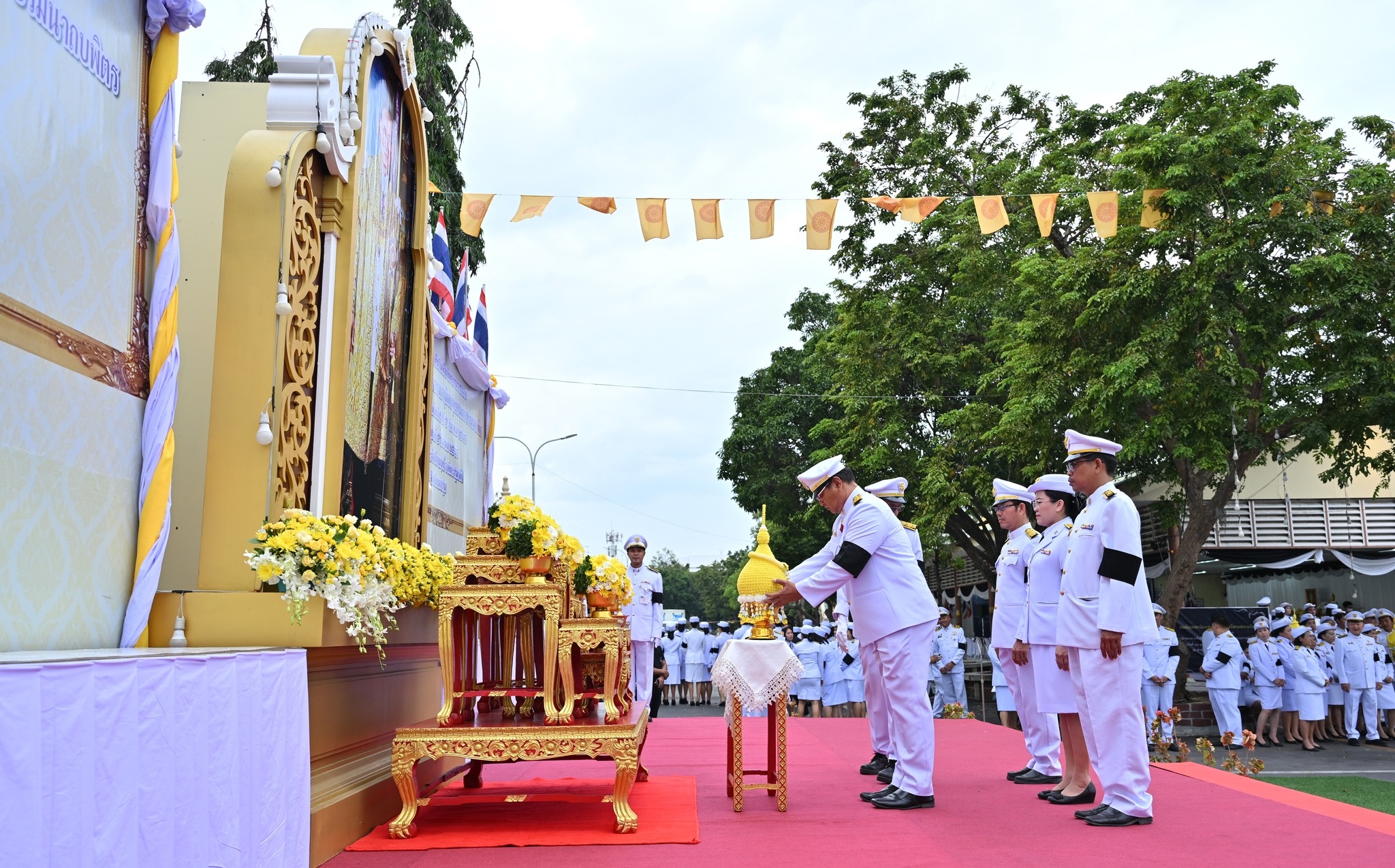 ร่วมพิธีวางพานพุ่มดอกไม้ถวายบังคม