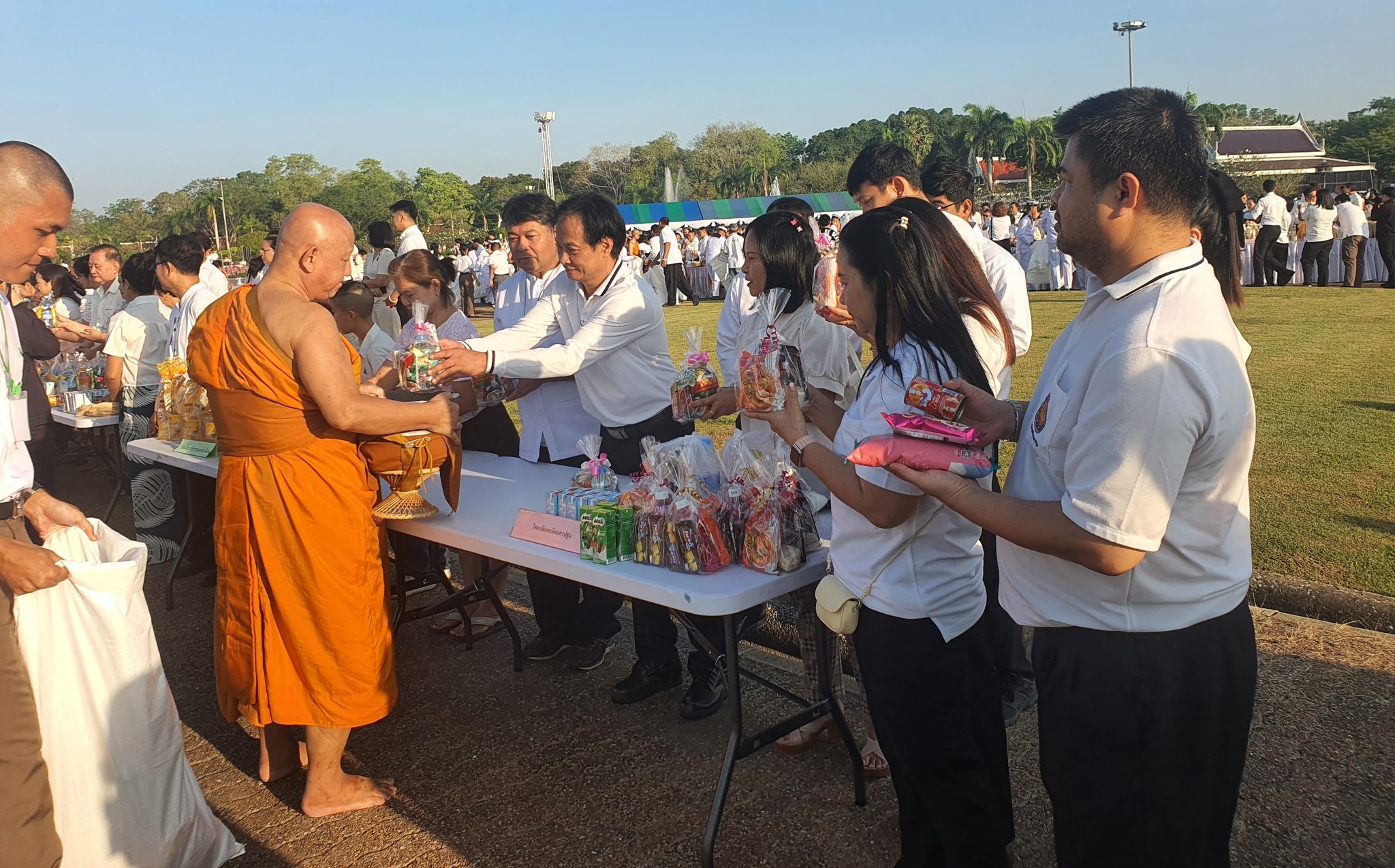ร่วมพิธีเจริญพระพุทธมนต์