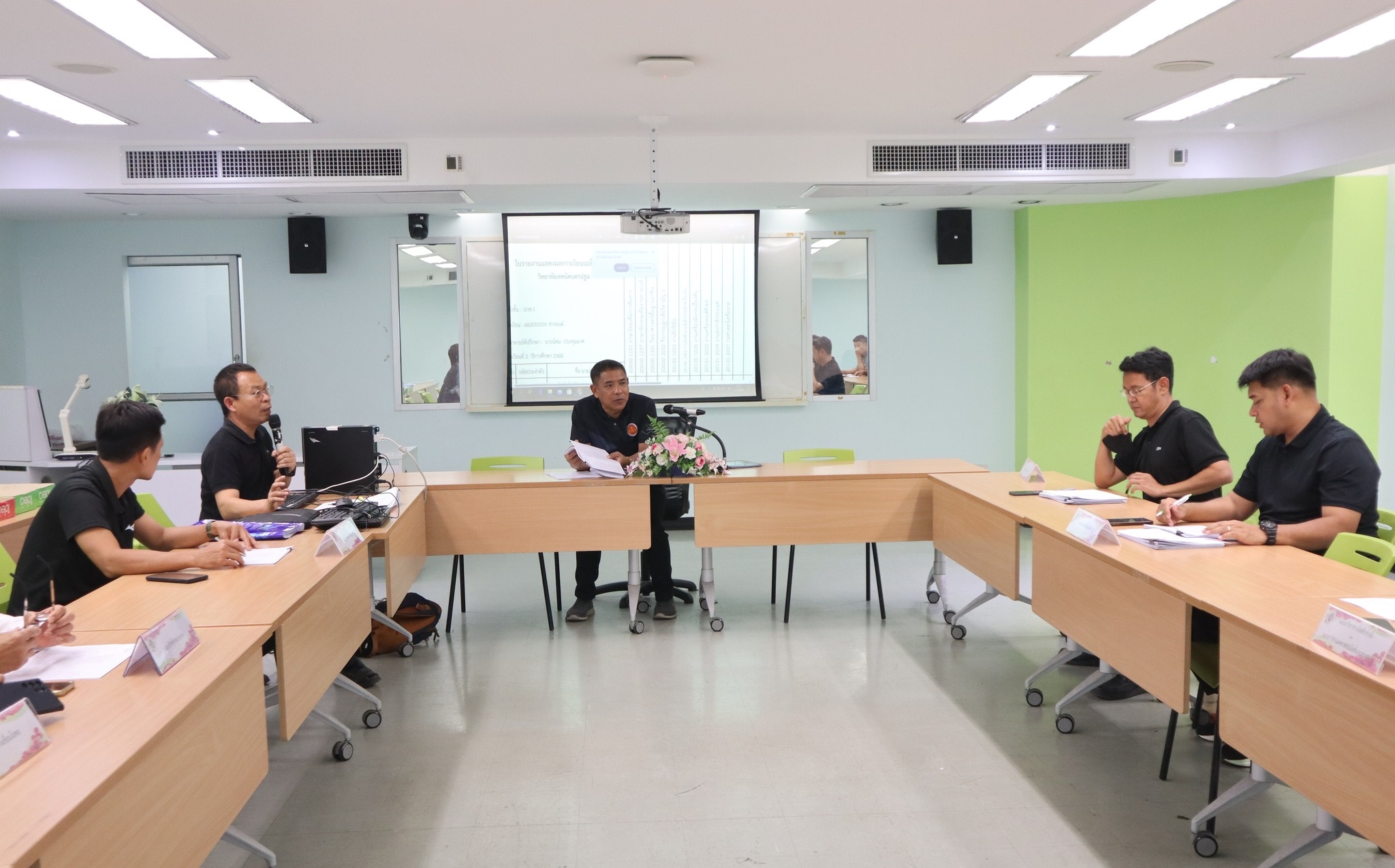 ประชุมพิจารณาอนุมัติผลการเรียน