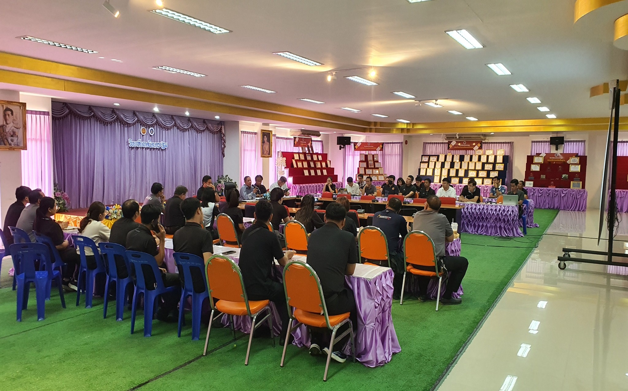 ประชุมคณะกรรมการ