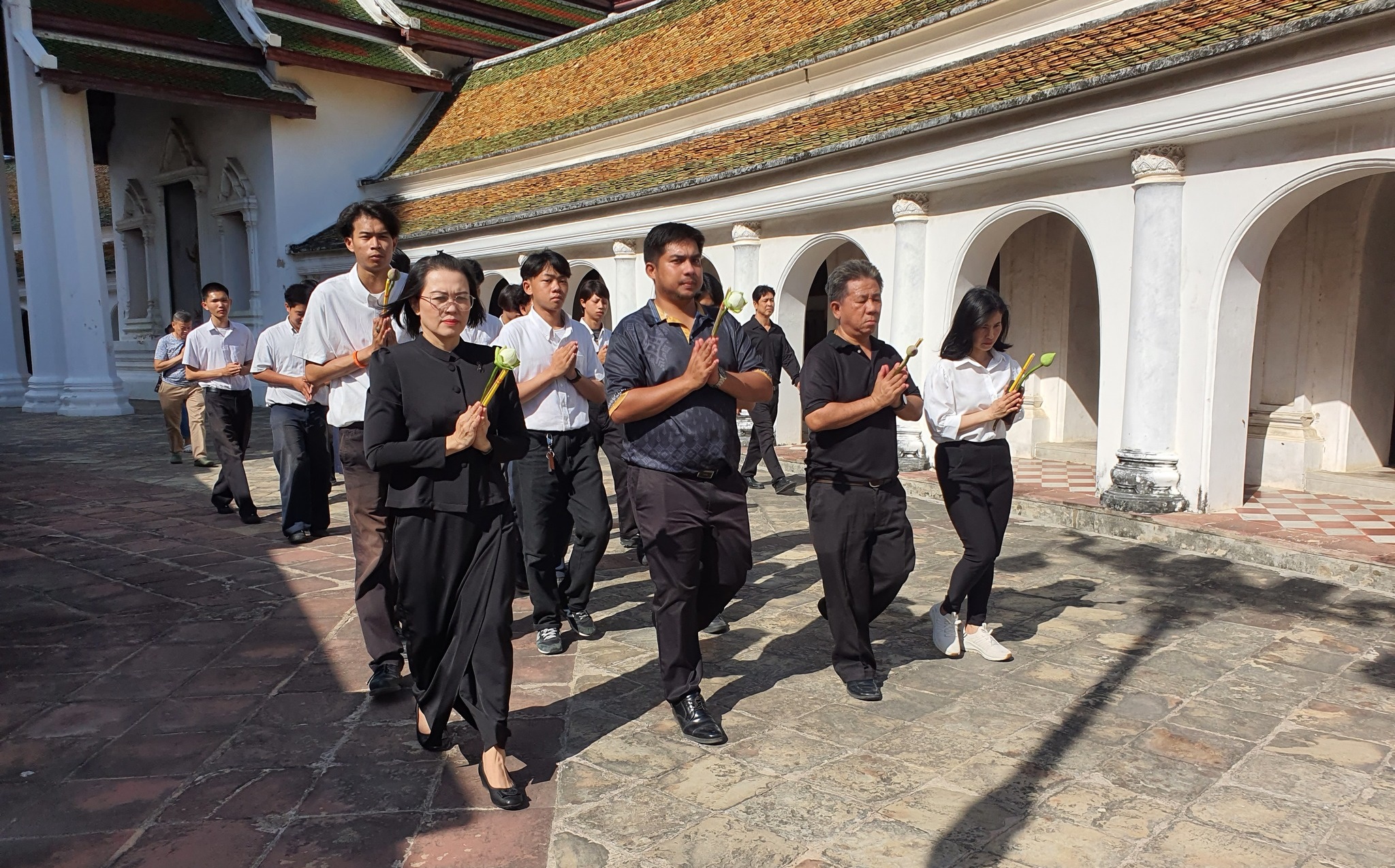 ร่วมพิธีบำเพ็ญกุศลและเวียนเทียน
