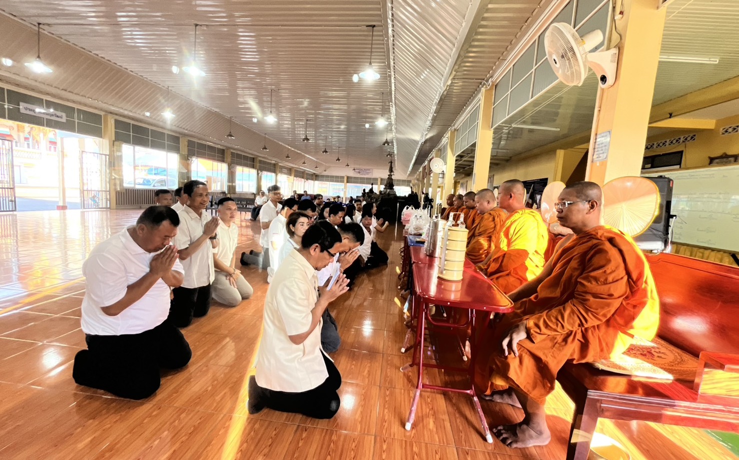 ร่วมกิจกรรมทำบุญตักบาตร