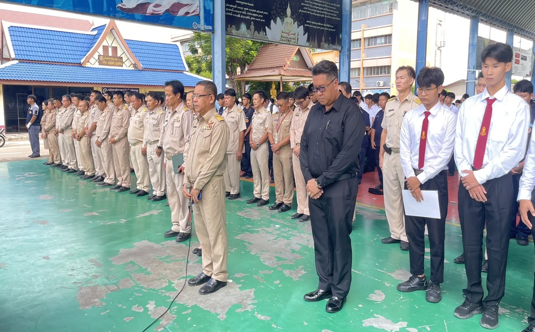 ยืนสงบนิ่งร่วมถวายความอาลัย