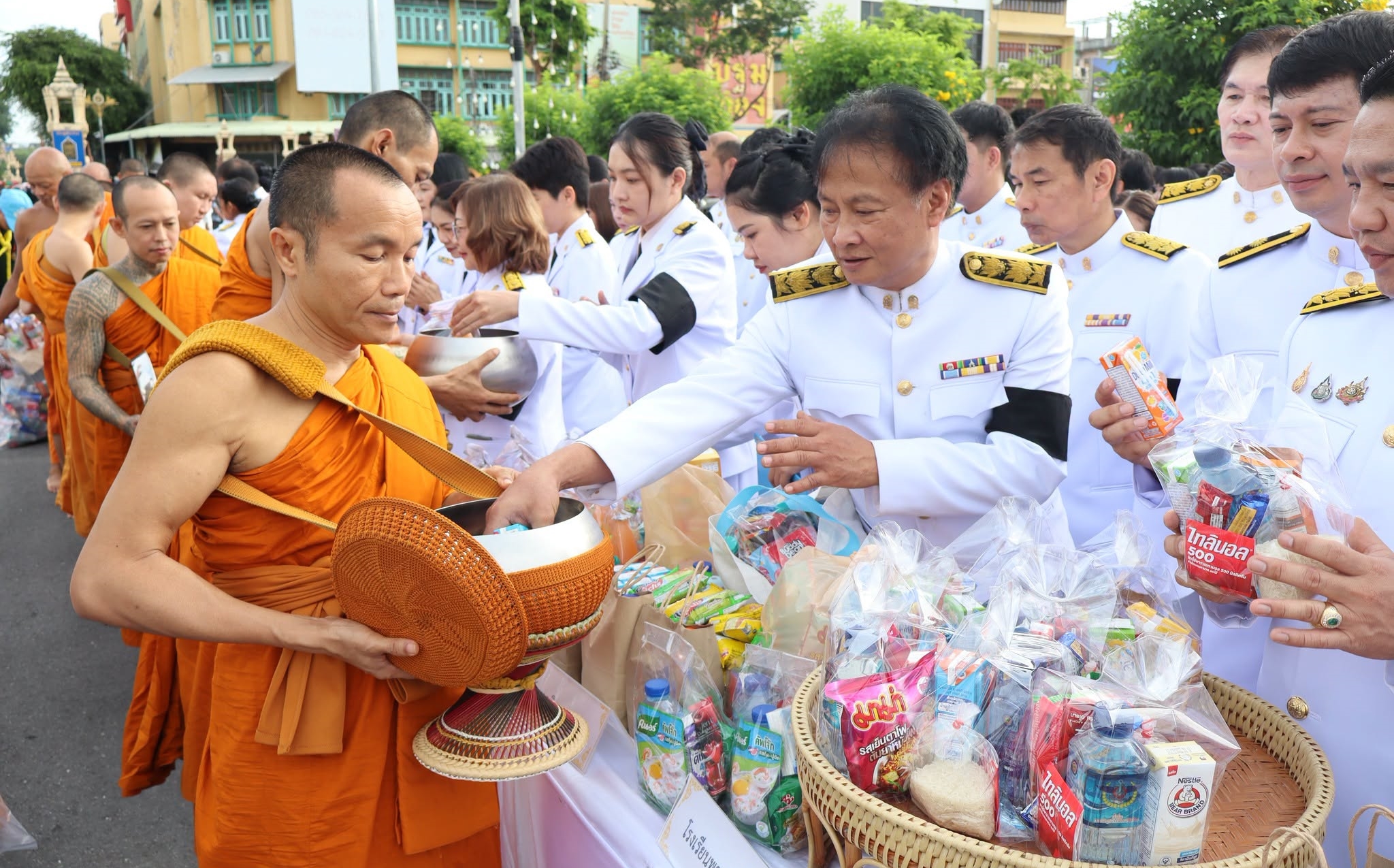 ร่วมพิธีเจริญพระพุทธมนต์