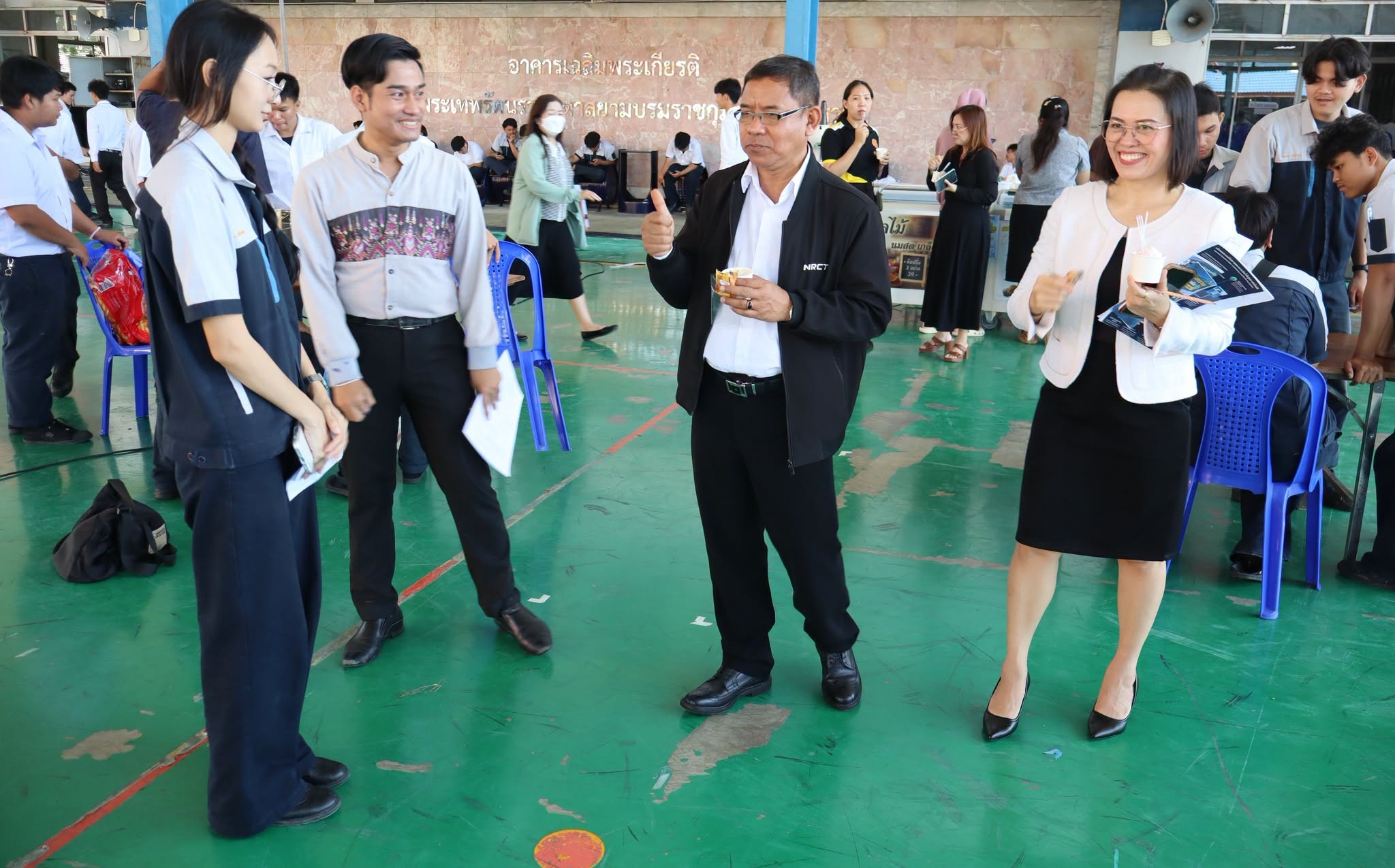 จัดกิจกรรมตลาดนัดพอเพียง