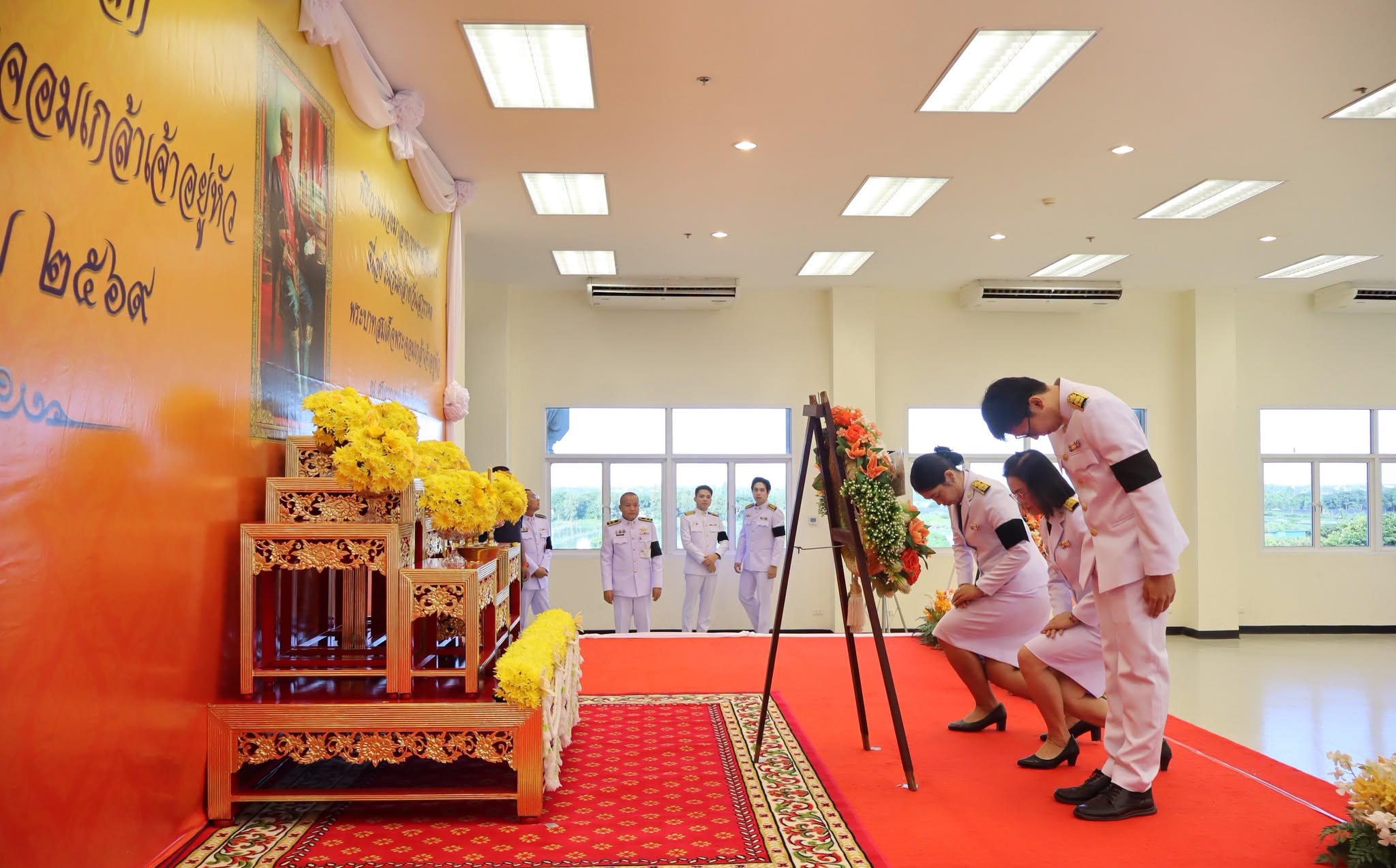 ร่วมพิธีน้อมรำลึกในพระมหากรุณาธิคุณ