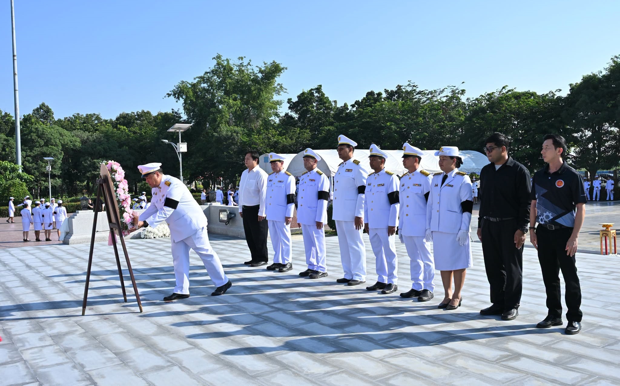 ร่วมพิธีวางพวงมาลา