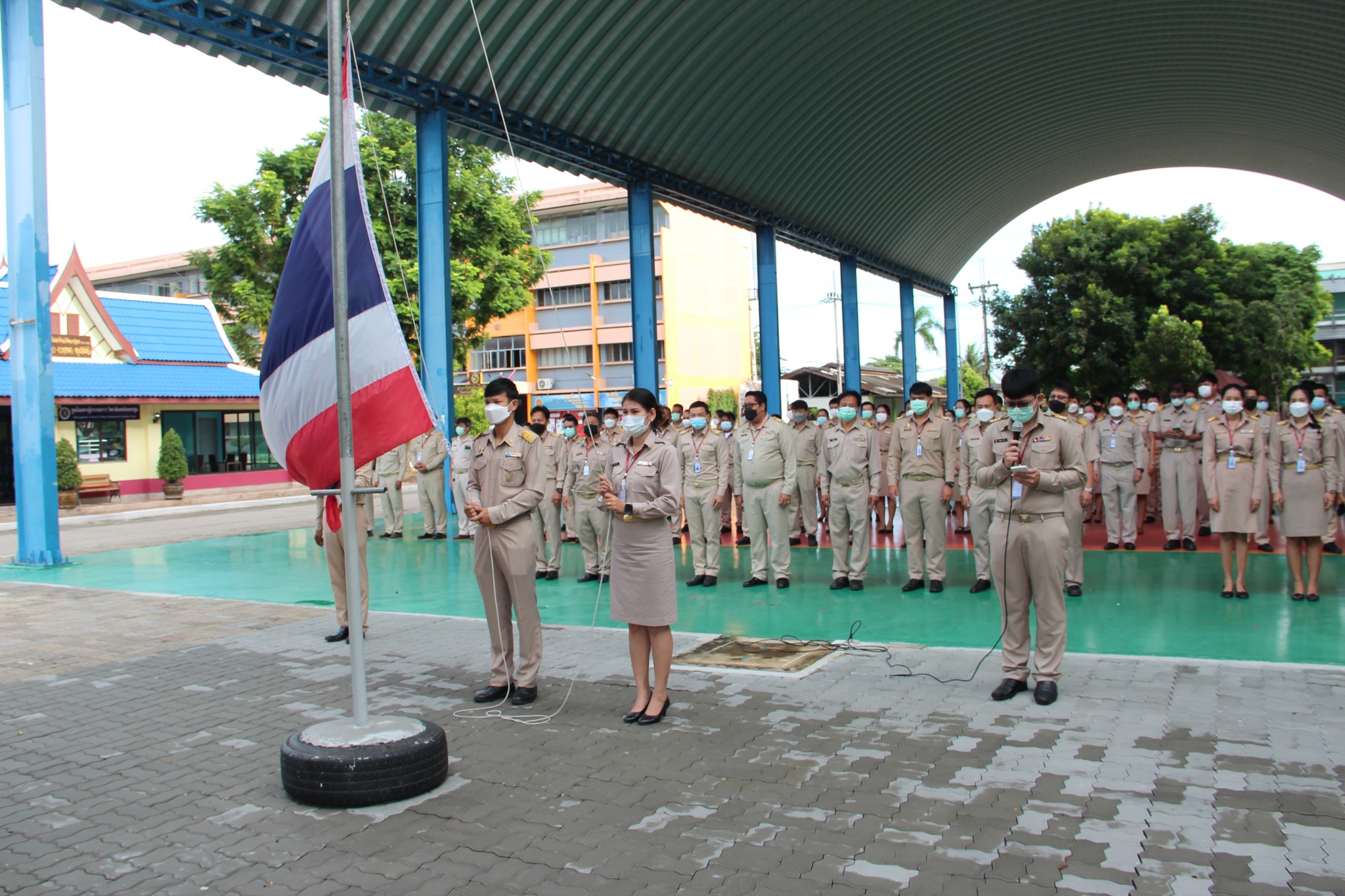 ร่วมกิจกรรมเคารพธงชาติและร้องเพลงชาติไทย