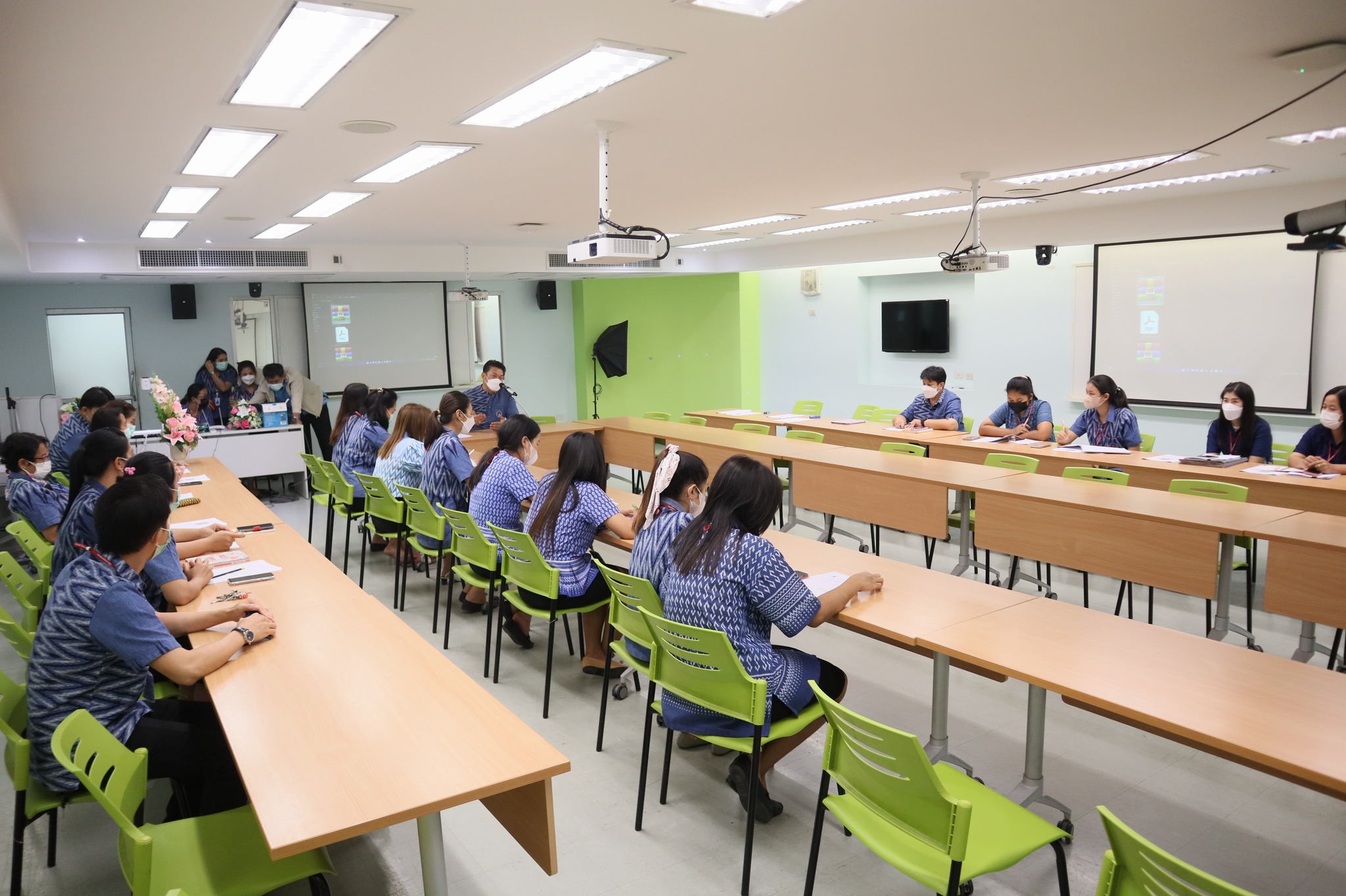 การประชุมเพื่อชี้แจง