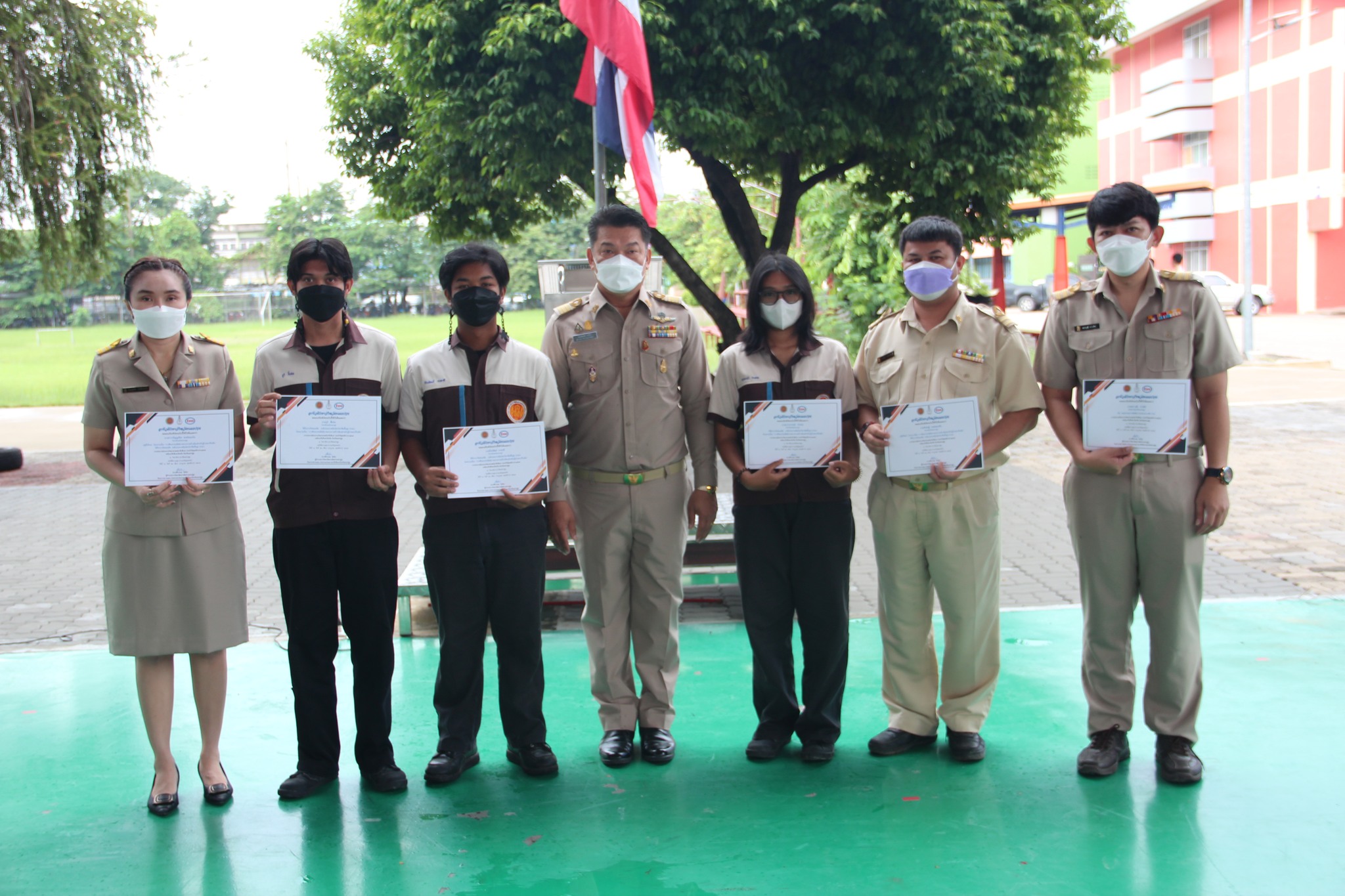 มอบเกียรติบัตรให้กับนักศึกษา